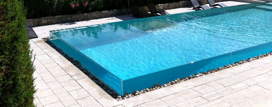 استخر دیوار شیشه ای